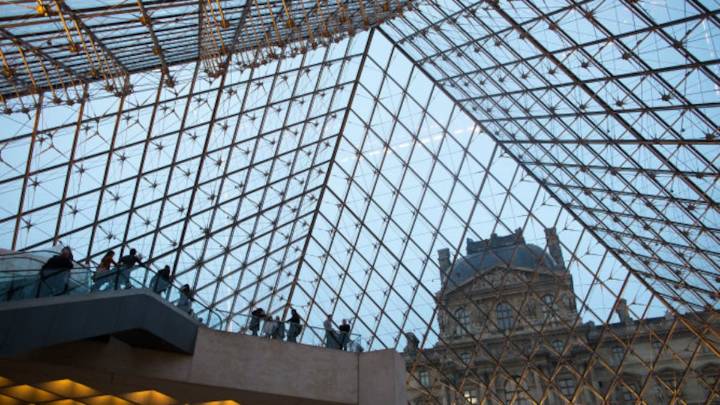 Un atraco sin heridos en el Louvre obliga a cerrar el museo todo el día: medios franceses apuntan al robo de varias joyas
