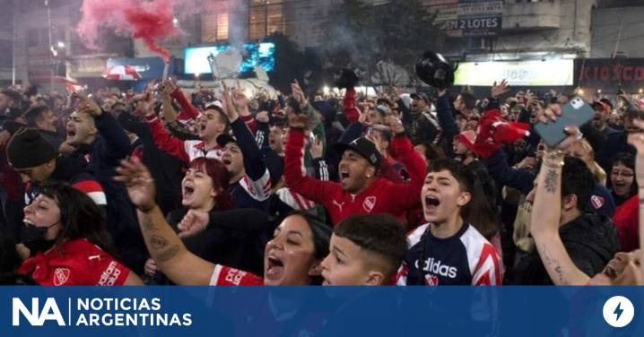 Fuerte protesta de los hinchas de Independiente en la sede contra la Comisión Directiva