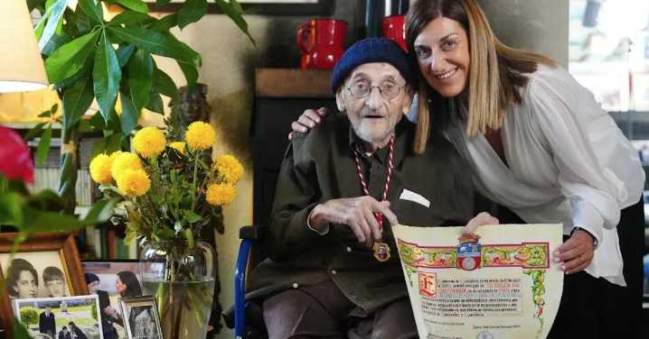 Entre versos y memorias, Álvaro Pombo recibe la Medalla de Oro de Cantabria en su casa de Madrid