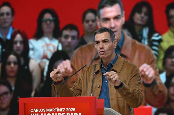 Sánchez considera "indecente" que Feijóo e Abascal sigan sostendo a Mazón