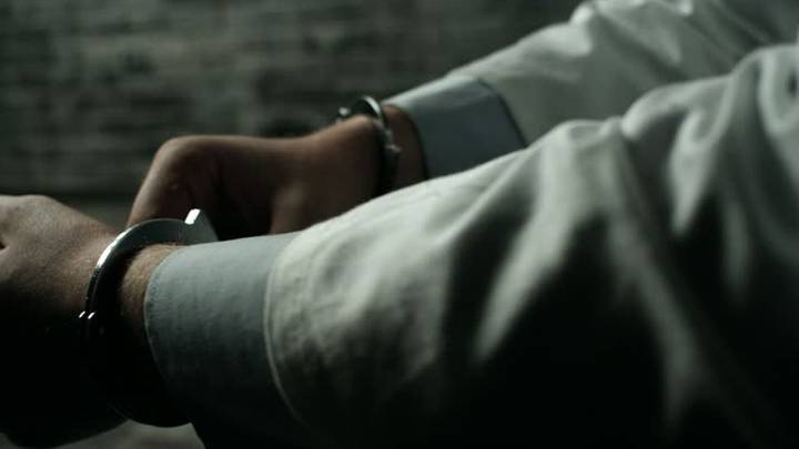 Ordenan captura para doctor que abusó de su paciente adolescente
