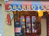 Tenderos que venden refrescos y cigarros en CDMX; ¿mejor dedíquense a algo más?