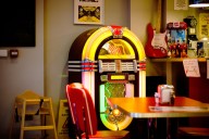Querer cobrar tarifas a bares o restaurantes por reproducir música en México no es el problema: es que existe una ley de hace 30 años