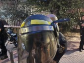 Un hombre atrincherado clava un cuchillo en el casco de un policía cuando le iba a detener