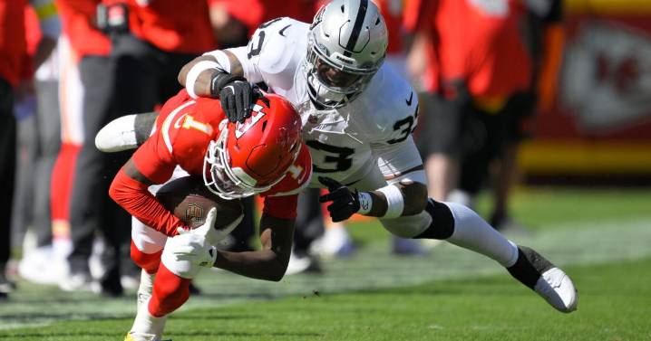 Patrick Mahomes' trick play underscores embarrassing afternoon for Raiders in 31