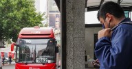 ¡Salieron volando! Accidente entre Metrobús y vehículo deja heridos en Paseo de la Reforma