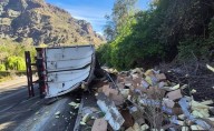 Tres personas resultaron lesionadas tras volcamiento de camión en Los Andes: impactó una moto y una camioneta
