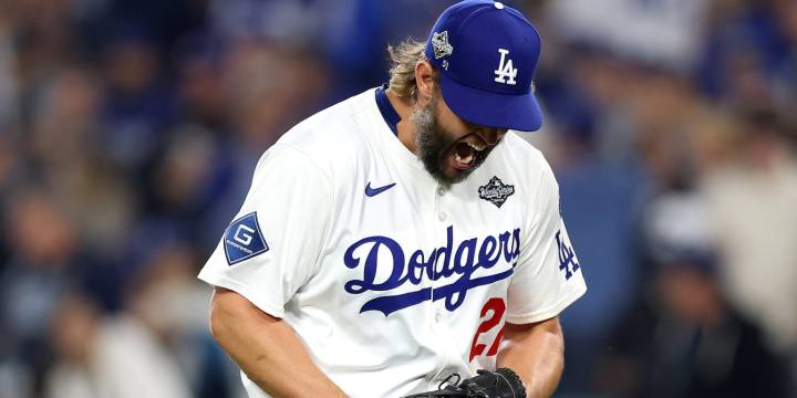 Clayton Kershaw gets big out in 12th inning of World Series Game 3