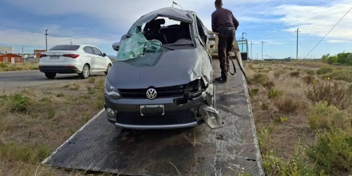 Accidente fatal en Comodoro Rivadavia: una mujer murió y un hombre se encuentra grave tras un brutal vuelco