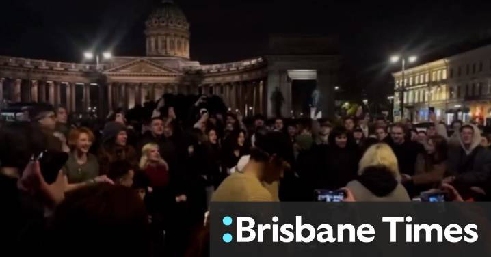 Crowd in St Petersburg sings anti
