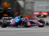 Franco Colapinto sufrió con su Alpine en un accidentado viernes para el GP de Singapur: banderas rojas, chispazos y hasta un choque en la calle de boxes