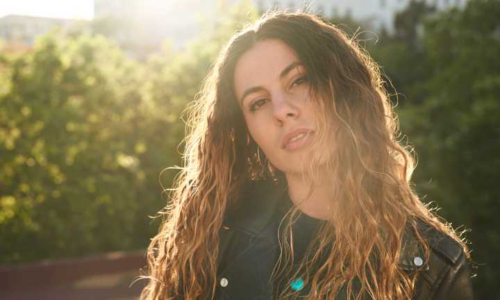 How To Create Effortless, Natural-Looking Waves, From A Celeb Stylist