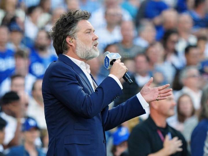 Watch: Rufus Wainwright changes lyrics to O Canada at World Series