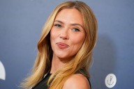 No, Scarlett Johansson no lleva sólo eyeliner, pero este gesto mínimo capaz de transformar el rostro ha redefinido la tendencia del maquillaje invisible