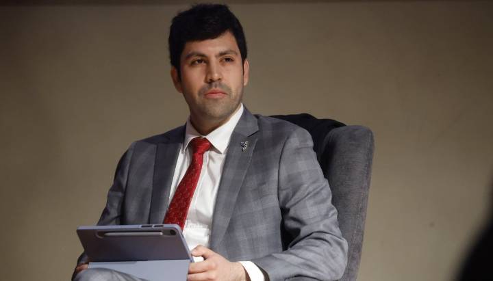 Coordinador económico de Kaiser explica recorte de US$15 mil millones: reducción de ministerios y de programas "socialistas"