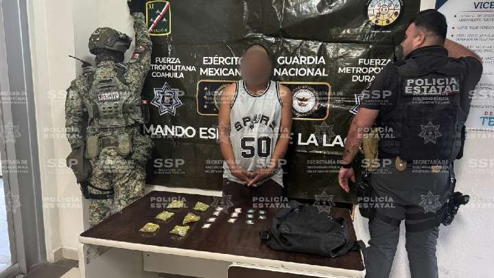 Policía frustra huida de sujeto con envoltorios de droga en Gómez Palacio