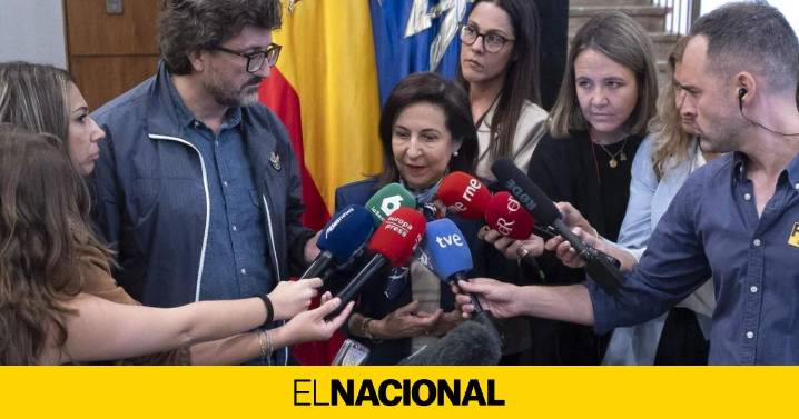 Robles defiende el "compromiso" de España con la OTAN mientras IU anima a Trump a hacer cumplir su expulsión
