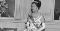 Muere la reina madre Sirikit de Tailandia a los 93 años, icono de la moda asiática y símbolo del budismo