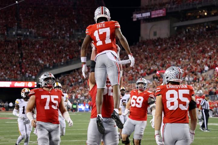 Deadspin | No. 1 Ohio State steamrolls Minnesota behind Julian Sayin's 3 TDs