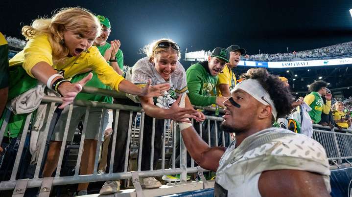 Oregon football fans going berserk in ‘pre-dawn darkness’ on College GameDay