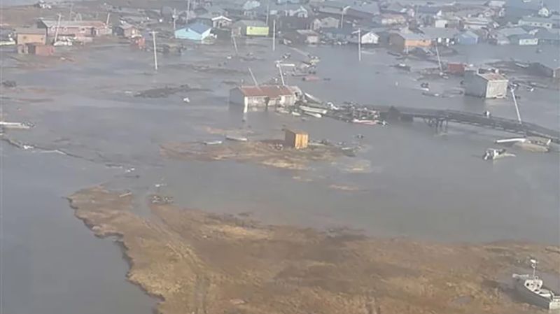 Un muerto y decenas de rescatados tras tormenta que azota el oeste de Alaska mientras continúa la búsqueda de desaparecidos