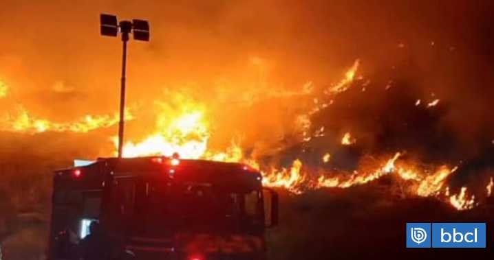 Gran incendio forestal afecta ladera del cerro Renca