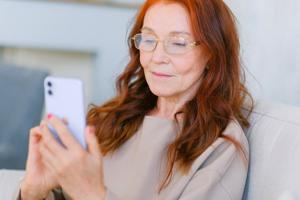 Study shows old people stare at screens too much too