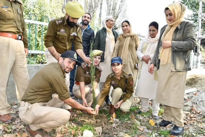 Srinagar Police organize plantation drive on Ekta Diwas across all units