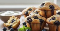 Muffins de arándanos: la receta esponjosa con yogur griego que necesitas probar