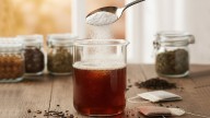 Mezclar bicarbonato con té negro: cómo usar esta combinación para limpiar tu casa