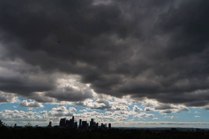 Residentes se preparan ante tormenta en el sur de California