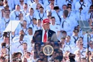 Celebra Trump 250 aniversario de la Marina pese a cierre