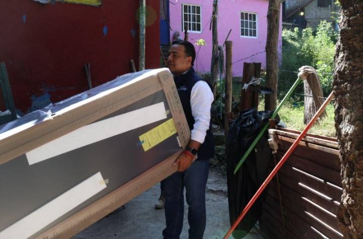 Supervisa Luis Nava entrega de enseres en Pinal de Amoles
