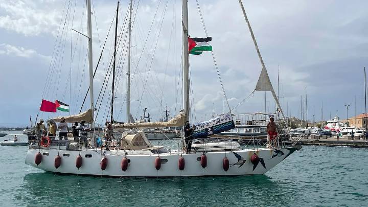 Marina italiana que acompaña a la Flotilla Sumud no saldrá de aguas internacionales; tripulantes acusan de “sabotaje”
