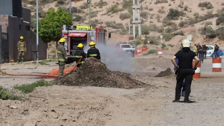 Evacuaron dos manzanas de un barrio por la rotura de un caño que provocó una fuga de gas