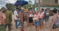 Cubana residente en EE.UU. dona alimentos y productos de aseo a vecinos de su barrio en Santiago de Cuba