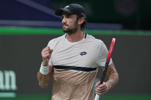 Vacherot sorprende a Djokovic y podría enfrentar a su primo en la final del Masters de Shanghái