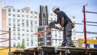 Seis de cada 10 constructoras no encuentra personal en un sector que paga peor que durante la burbuja