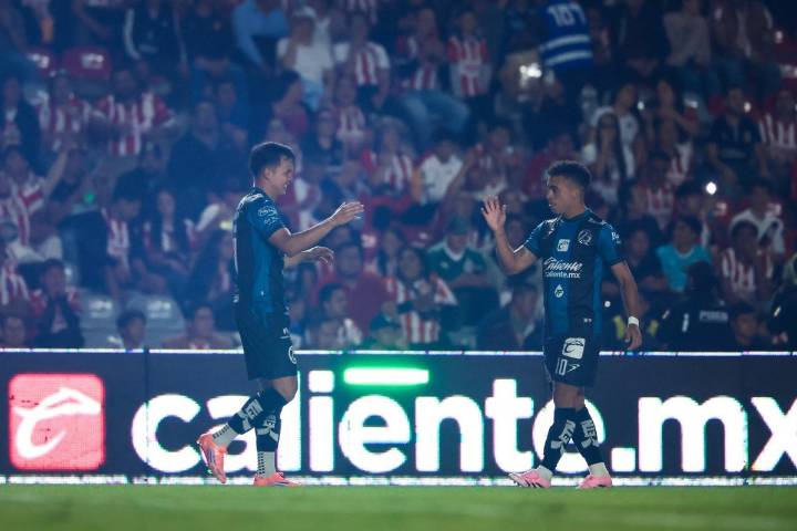 Querétaro derrota a Chivas y le corta racha de cuatro triunfos al hilo