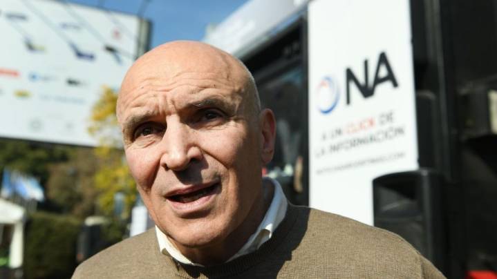 Allanaron la casa de Espert: habría arrojado su celular por la medianera antes del procedimiento