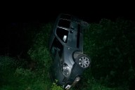 Volcó su vehículo en camino rural y adujo que fue por esquivar una moto sin luces