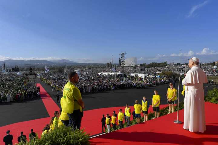 Worldwide Catholic population up, vocations down