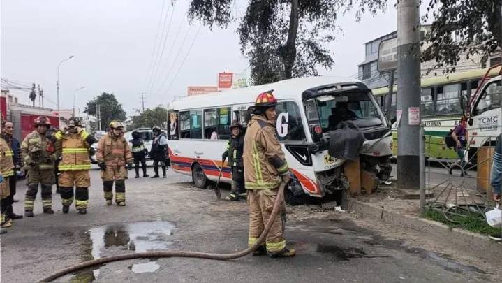 Cúster de transporte público se despistó y estrelló con un muro de concreto en Chorrillos