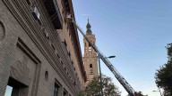 Susto sin consecuencias en la parte trasera del Ayuntamiento de Zaragoza por la caída de parte de un revestimiento