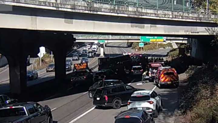 Crash causes backup on northbound I-405 near Burnside overpass in Portland