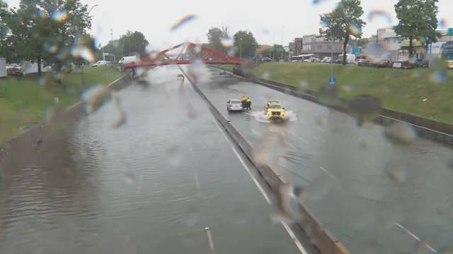 Tragedia en medio del temporal: un taxista murió descompensado en la General Paz
