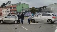 Fuerte accidente de tránsito en Engativá: dos vehículos chocaron y uno terminó envuelto en humo blanco