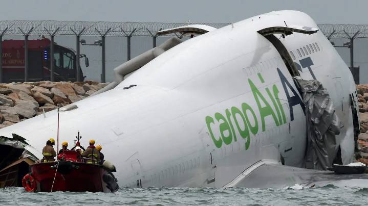 Dos trabajadores mueren tras accidente de un avión de carga en el aeropuerto de Hong Kong