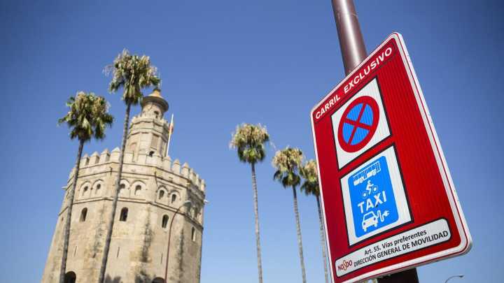 Las cámaras del carril bus de Sevilla "cazan" a cerca de 20.000 conductores usando las vías reservadas