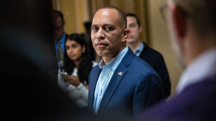 Jeffries rejects Republican bill giving shutdown pay to troops, federal workers
